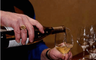 Cách rót rượu vang