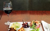 Chọn món gì hợp với rượu vang?