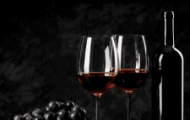 Uống rượu vang đỏ có thể chống điếc