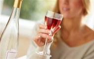 Uống rượu vang giúp chống nắng