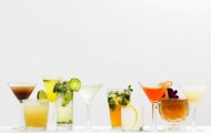 Thưởng thức rượu cocktail cho mùa hè