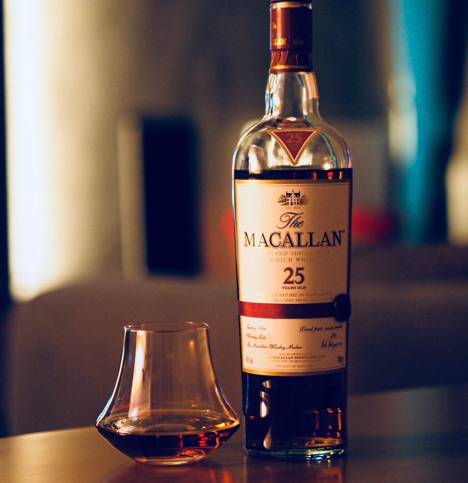 Tìm hiểu cụ thể rượu macallan 25 giá bao nhiêu?