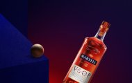 Martell Blue Swift: Khi Cognac Bay Xa Cùng Thùng Gỗ Bourbon