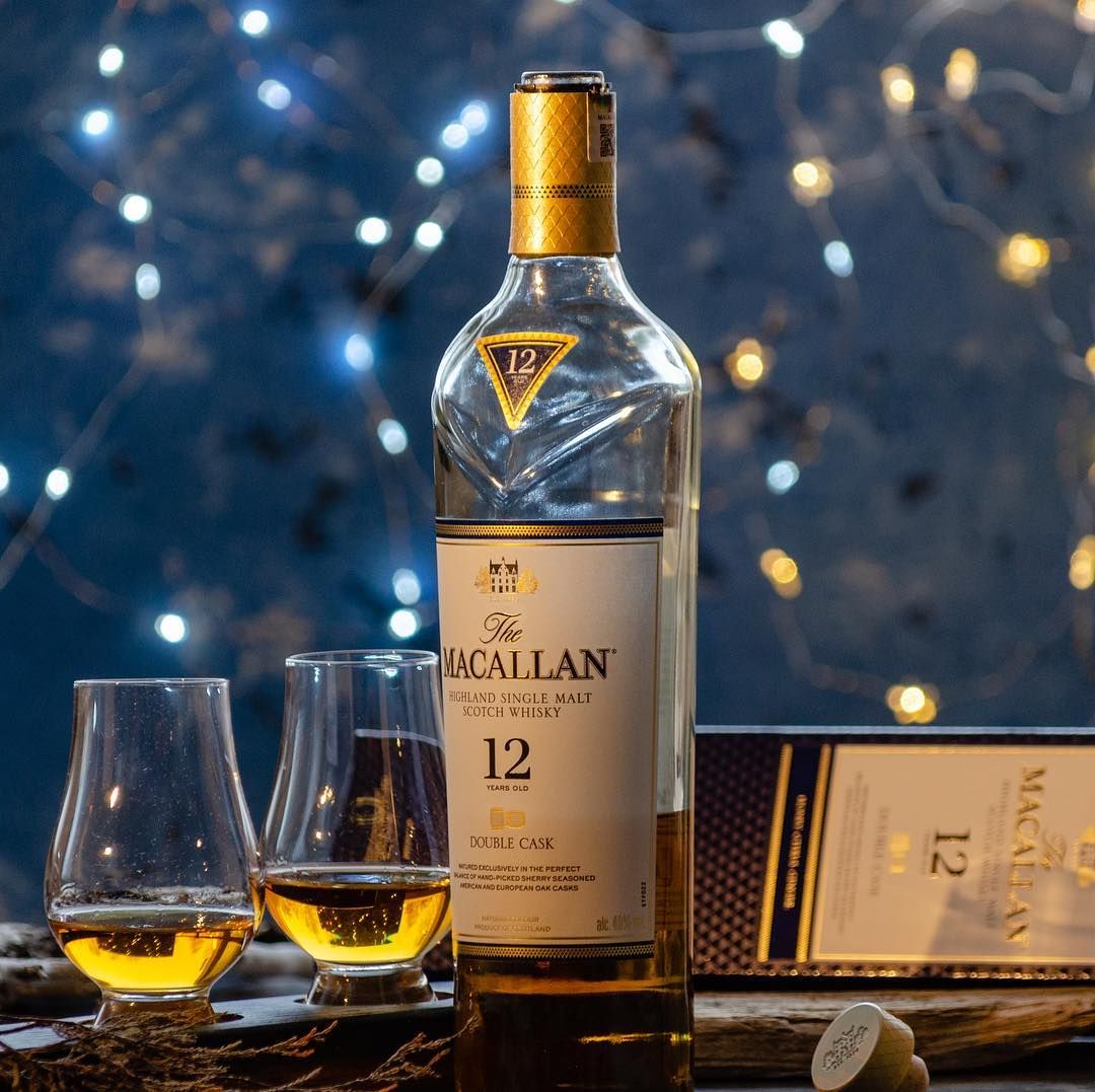 rượu macallan, rượu ngoại, rượu nhập, rượu giá tốt, ngon chuẩn vị, êm dịu nhẹ, thanh lịchMón Quà Vô Giá: Tôn Vinh Mối Quan Hệ Bằng Đẳng Cấp Từ The Macallan Trong hành trình kiến tạo sự nghiệp và xây dựng cuộc sống, có những mối lương duyên không thể đo đếm bằng vật chất. Đó là sự tin tưởng tuyệt đối của một đối tác chiến lược, là sự chỉ dẫn tận tình của một người tiền bối, hay đơn giản là sự thấu hiểu của những người thân thiết nhất. Khi ngôn từ trở nên khiêm nhường trước lòng trân trọng, một món quà tinh tế sẽ thay lời muốn nói. Và giữa vô vàn sự lựa chọn, rượu Macallan hiện lên như một lời tuyên ngôn về sự chân thành, một món quà vô giá để tôn vinh những giá trị gắn kết bền vững theo thời gian.  Ý Nghĩa Tặng Rượu Whisky: Gửi Trao Tinh Túy, Đền Đáp Tâm Giao Tại sao giới mộ điệu luôn ưu ái lựa chọn quà tặng Macallan sang trọng cho những dịp trọng đại? Bởi lẽ, bản thân mỗi chai Macallan đã là một biểu tượng của sự tận tụy. Để có được chất vị nồng nàn ấy, người nghệ nhân đã phải dành hàng thập kỷ để chăm sóc gỗ