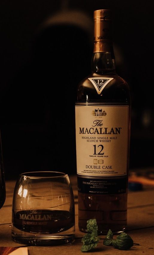 rượu macallan, rượu ngoại, rượu nhập, rượu giá tốt, ngon chuẩn vị, êm dịu nhẹ, thanh lịchMón Quà Vô Giá: Tôn Vinh Mối Quan Hệ Bằng Đẳng Cấp Từ The Macallan Trong hành trình kiến tạo sự nghiệp và xây dựng cuộc sống, có những mối lương duyên không thể đo đếm bằng vật chất. Đó là sự tin tưởng tuyệt đối của một đối tác chiến lược, là sự chỉ dẫn tận tình của một người tiền bối, hay đơn giản là sự thấu hiểu của những người thân thiết nhất. Khi ngôn từ trở nên khiêm nhường trước lòng trân trọng, một món quà tinh tế sẽ thay lời muốn nói. Và giữa vô vàn sự lựa chọn, rượu Macallan hiện lên như một lời tuyên ngôn về sự chân thành, một món quà vô giá để tôn vinh những giá trị gắn kết bền vững theo thời gian.  Ý Nghĩa Tặng Rượu Whisky: Gửi Trao Tinh Túy, Đền Đáp Tâm Giao Tại sao giới mộ điệu luôn ưu ái lựa chọn quà tặng Macallan sang trọng cho những dịp trọng đại? Bởi lẽ, bản thân mỗi chai Macallan đã là một biểu tượng của sự tận tụy. Để có được chất vị nồng nàn ấy, người nghệ nhân đã phải dành hàng thập kỷ để chăm sóc gỗ