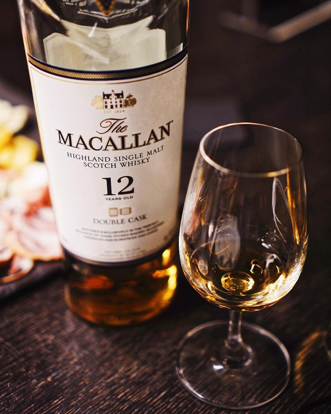 rượu macallan, rượu ngoại, rượu nhập, rượu giá tốt, ngon chuẩn vị, êm dịu nhẹ, thanh lịchMón Quà Vô Giá: Tôn Vinh Mối Quan Hệ Bằng Đẳng Cấp Từ The Macallan Trong hành trình kiến tạo sự nghiệp và xây dựng cuộc sống, có những mối lương duyên không thể đo đếm bằng vật chất. Đó là sự tin tưởng tuyệt đối của một đối tác chiến lược, là sự chỉ dẫn tận tình của một người tiền bối, hay đơn giản là sự thấu hiểu của những người thân thiết nhất. Khi ngôn từ trở nên khiêm nhường trước lòng trân trọng, một món quà tinh tế sẽ thay lời muốn nói. Và giữa vô vàn sự lựa chọn, rượu Macallan hiện lên như một lời tuyên ngôn về sự chân thành, một món quà vô giá để tôn vinh những giá trị gắn kết bền vững theo thời gian.  Ý Nghĩa Tặng Rượu Whisky: Gửi Trao Tinh Túy, Đền Đáp Tâm Giao Tại sao giới mộ điệu luôn ưu ái lựa chọn quà tặng Macallan sang trọng cho những dịp trọng đại? Bởi lẽ, bản thân mỗi chai Macallan đã là một biểu tượng của sự tận tụy. Để có được chất vị nồng nàn ấy, người nghệ nhân đã phải dành hàng thập kỷ để chăm sóc gỗ
