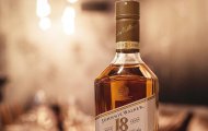 Johnnie Walker Blue Label: Bản Giao Hưởng Của Những Thùng Rượu Quý Hiếm Và Tầm Nhìn Kiệt Xuất