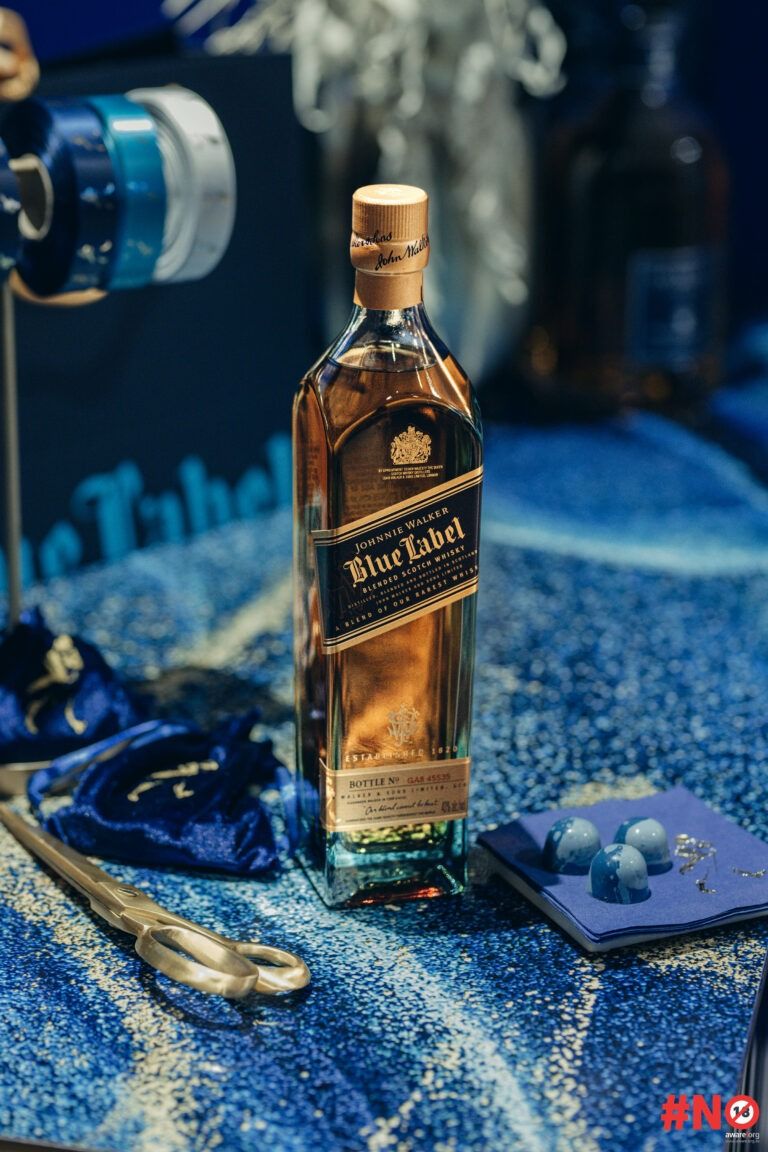 Johnnie Walker, Blended Scotch Whisky, Art du mélange, Blue Label, Distilleries Fantômes, Luxe écossais.