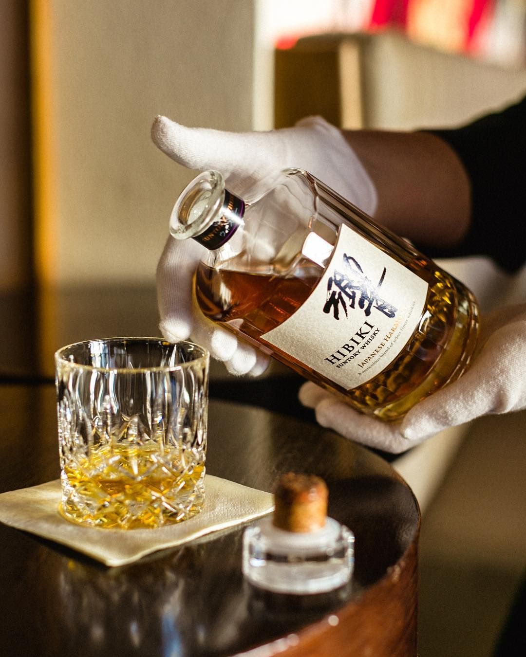 Hibiki Japanese Harmony review, Cách thưởng thức rượu Hibiki, Triết lý rượu Whisky Nhật, Rượu Hibiki làm quà tặng, Văn hóa uống rượu tinh tế.