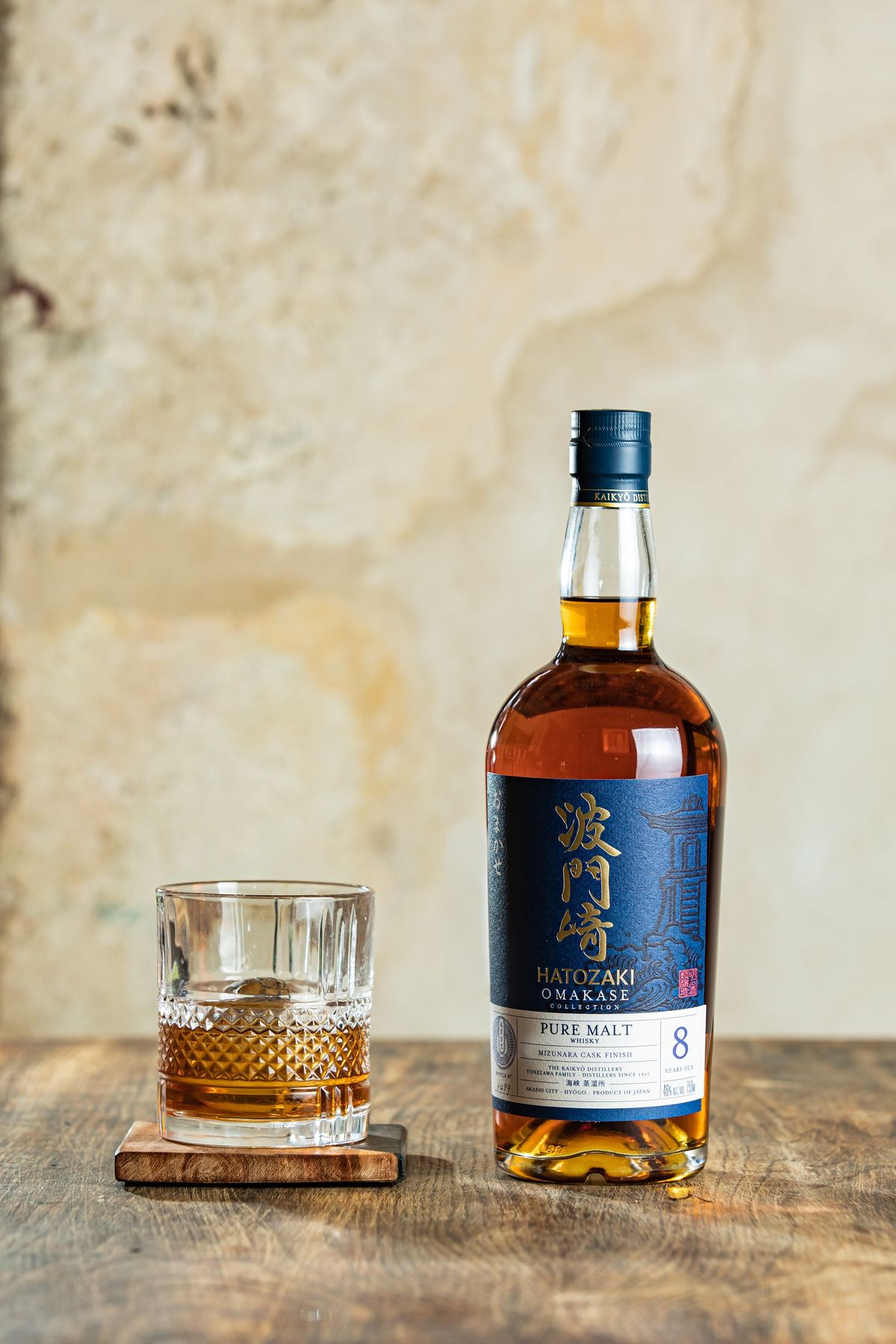 cách uống whisky nhật, thưởng thức whisky nhật, whisky mizuwari, nghệ thuật uống rượu, hướng dẫn uống rượu whisky, văn hóa rượu nhật, ly uống whisky.