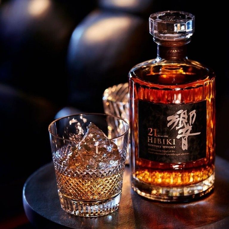 cách uống whisky nhật, thưởng thức whisky nhật, whisky mizuwari, nghệ thuật uống rượu, hướng dẫn uống rượu whisky, văn hóa rượu nhật, ly uống whisky.