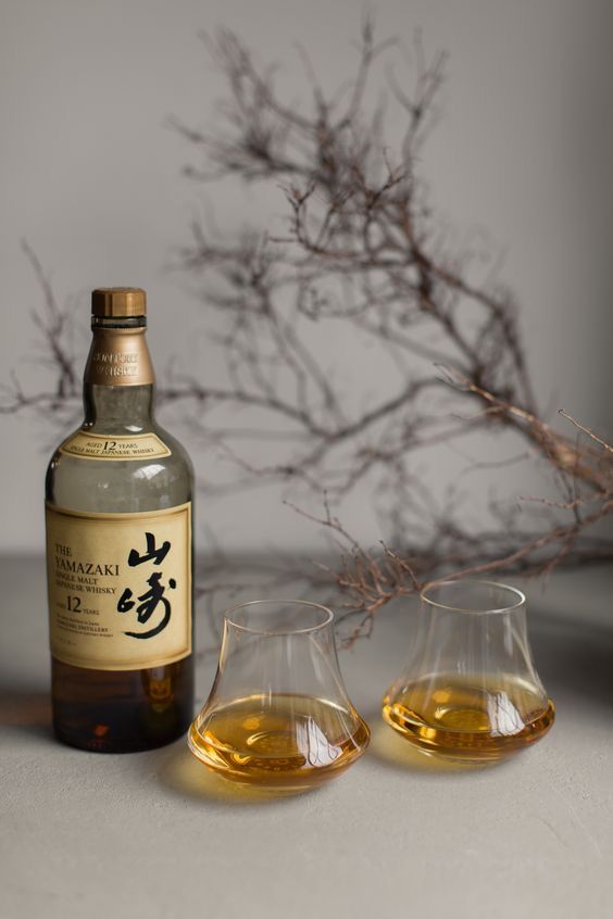 cách uống whisky nhật, thưởng thức whisky nhật, whisky mizuwari, nghệ thuật uống rượu, hướng dẫn uống rượu whisky, văn hóa rượu nhật, ly uống whisky.