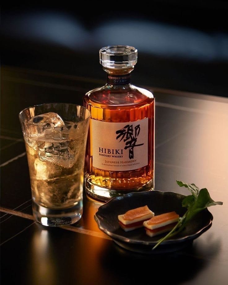 Hibiki 17 năm, giá rượu Hibiki 17, đánh giá rượu Hibiki, Hibiki lâu năm, rượu Whisky sưu tầm.