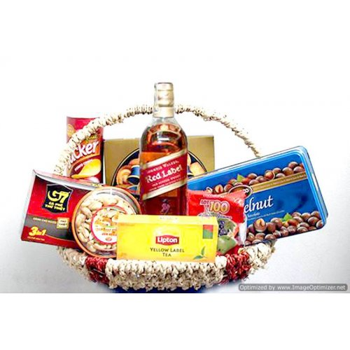 Giỏ quà biếu sếp GQ-L009 kết hợp rượu Johnnie Walker Red Label và bánh kẹo nhập khẩu cao cấp