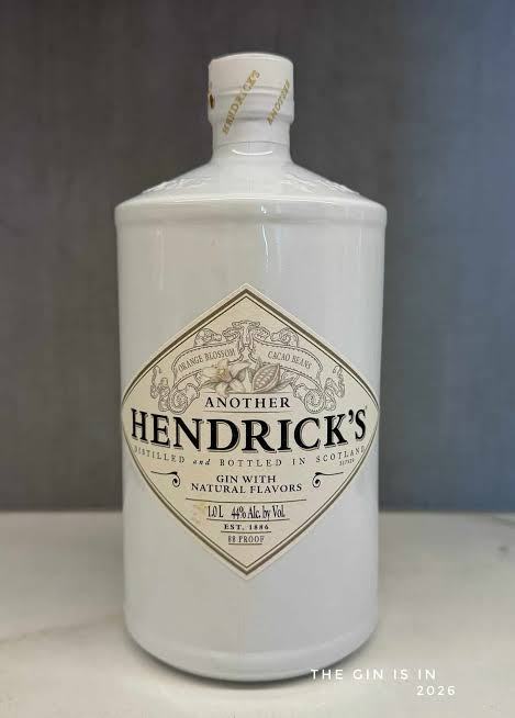 Hình ảnh nghệ thuật rượu Hendrick's Another Gin với họa tiết hoa cam và ca cao