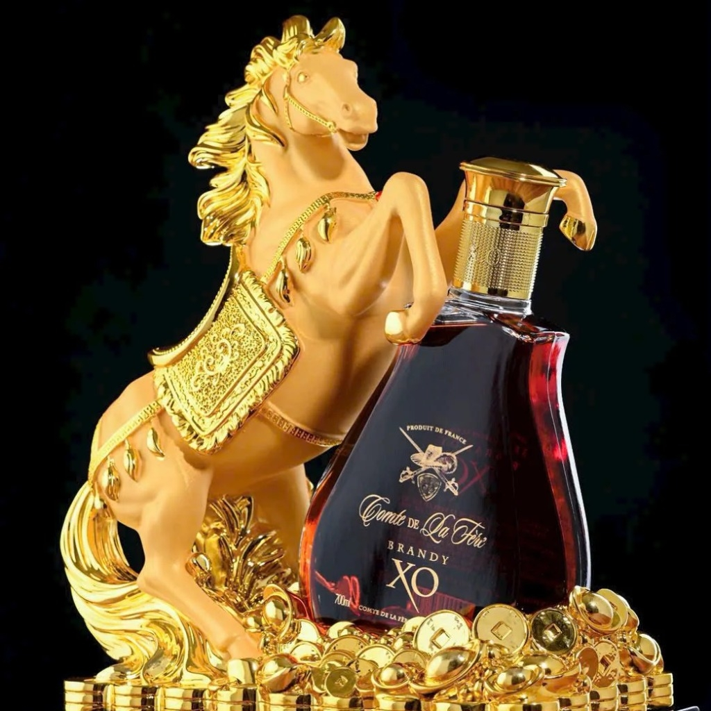 Rượu Comte De La Fère XO kệ tượng ngựa mạ vàng sang trọng