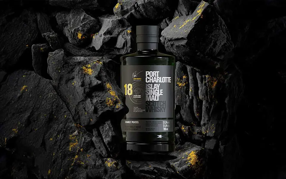 Rượu Port Charlotte 10YO và ly whisky thưởng thức neat