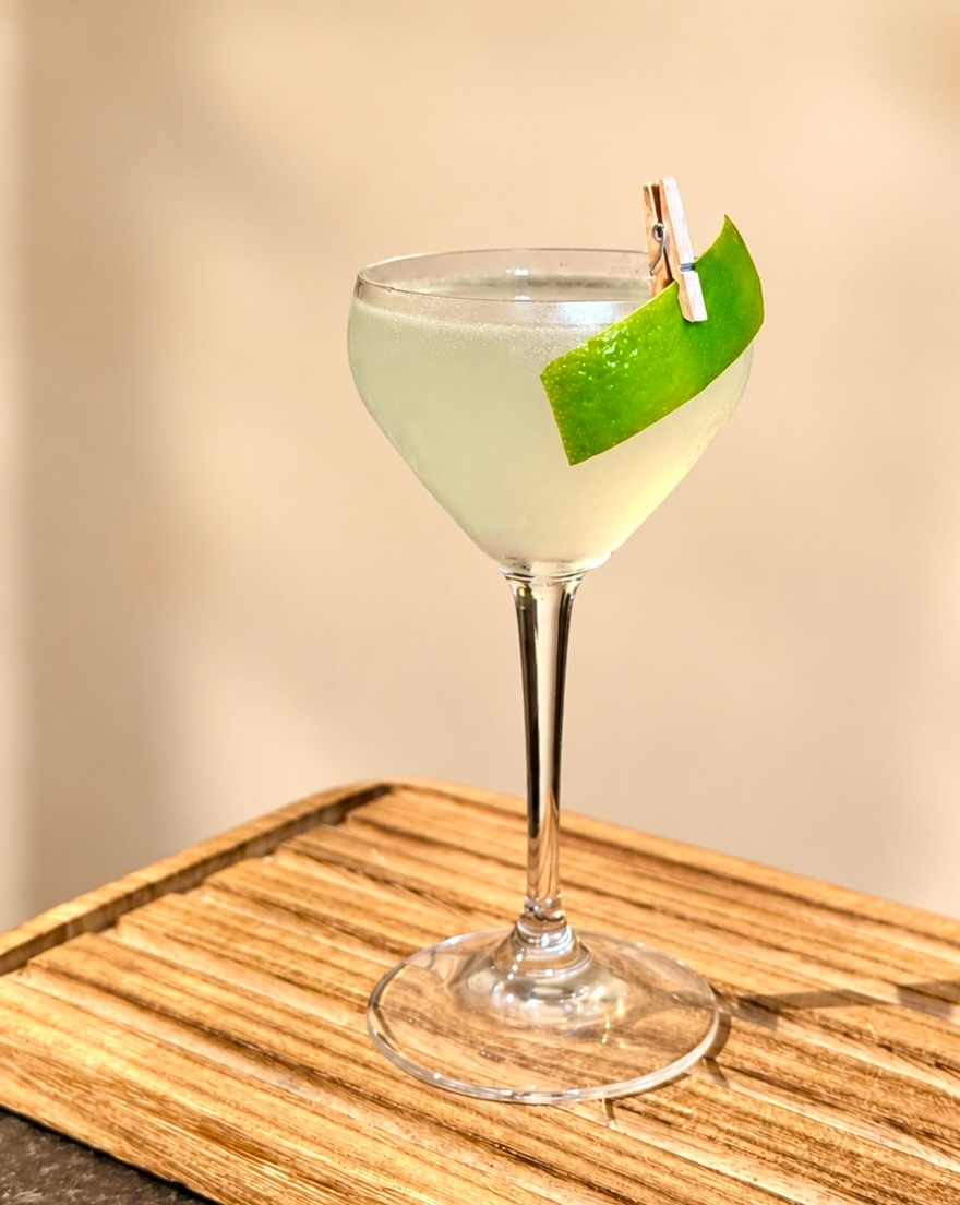 Ly cocktail Gin Tonic pha với Hendrick's Another Gin và lát dưa leo