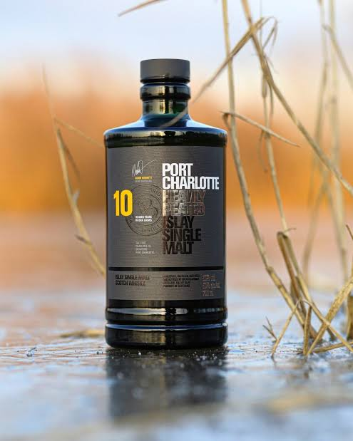 Rượu Port Charlotte 10YO Islay Single Malt trên nền cỏ