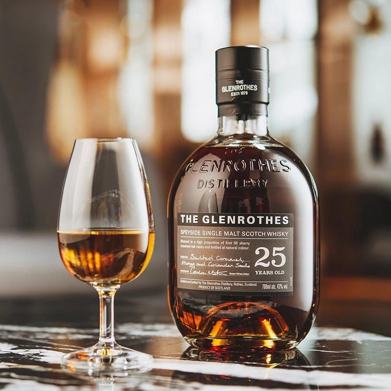 Rượu The Glenrothes 25 Years Old và ly whisky thủy tinh