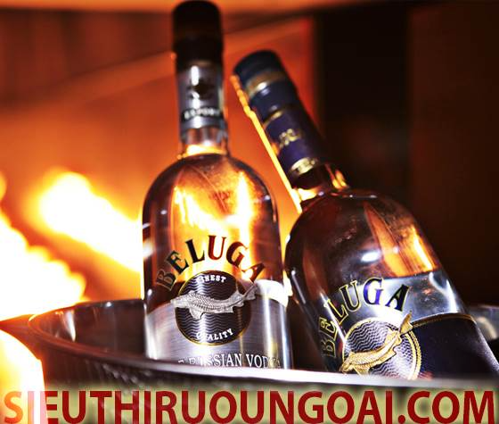 Rượu Beluga Allure và ly shot trong xô đá