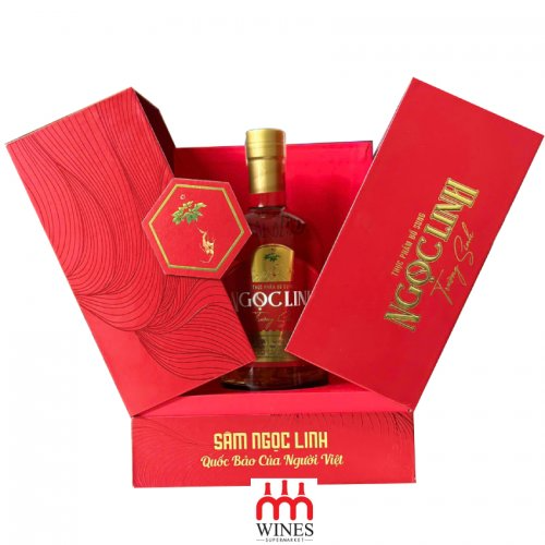 Rượu Sâm Ngọc Linh hộp đỏ mở nắp với chai rượu bên trong