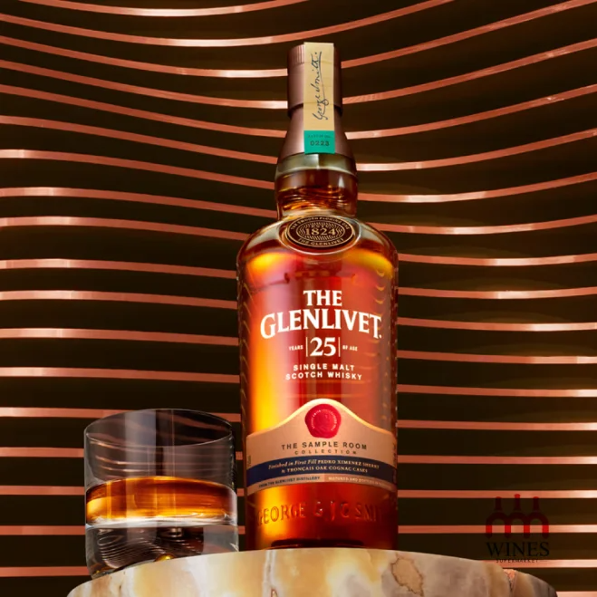 Rượu The Glenlivet 25YO The Sample Room và ly whisky trên nền gỗ