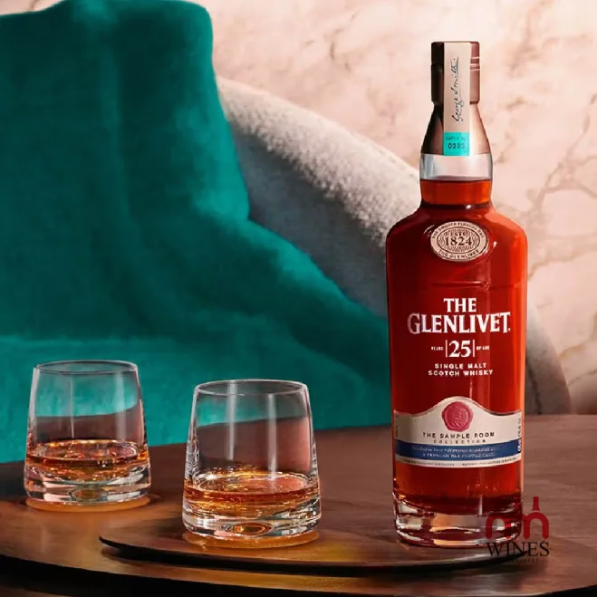 Rượu The Glenlivet 25YO The Sample Room và hai ly whisky