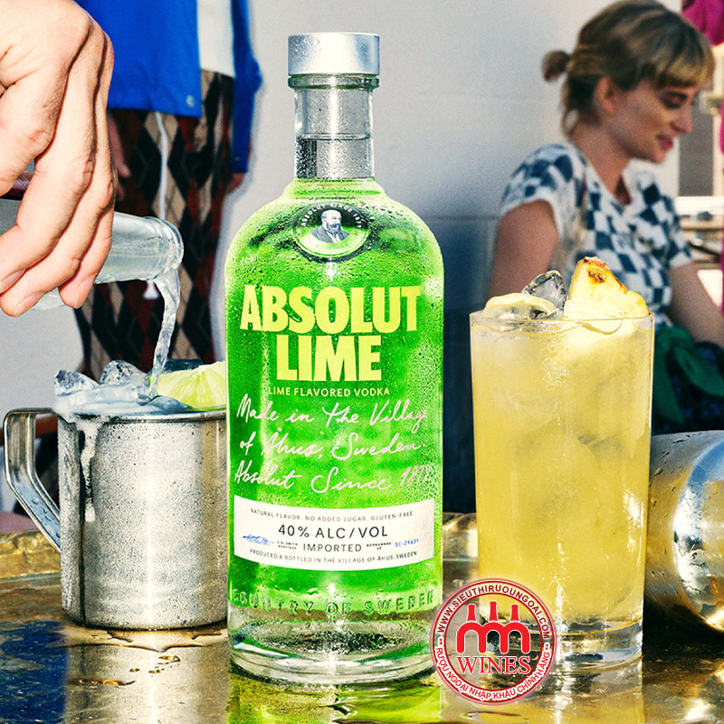 Rượu Absolut Lime Vodka được rót vào cốc và ly cocktail