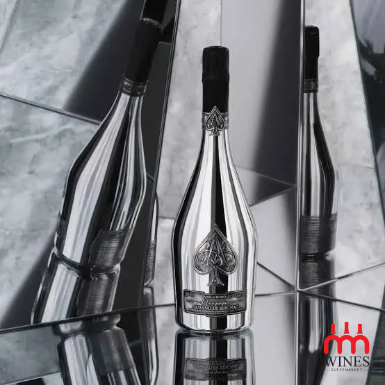 Chai Champagne Armand de Brignac Blanc de Blancs trong phòng gương