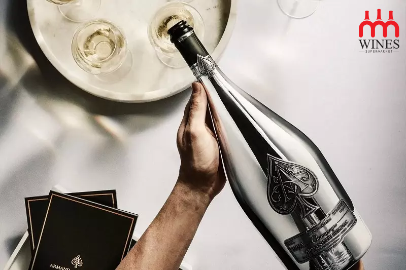 Rót Champagne Armand de Brignac Blanc de Blancs vào ly