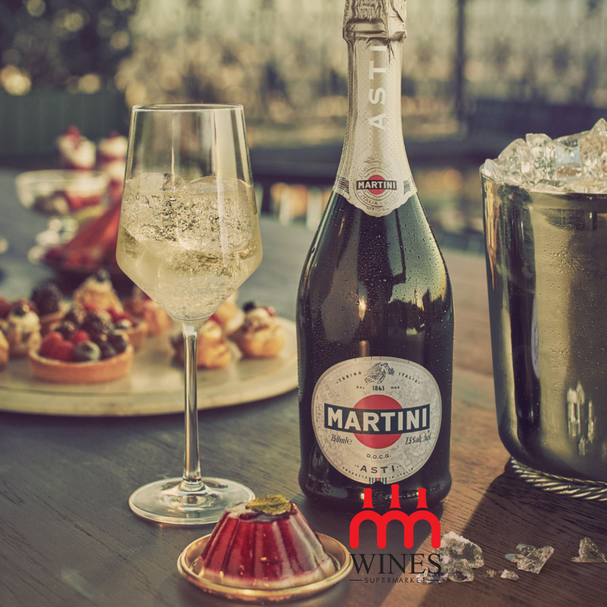 Rượu Martini Asti và ly thưởng thức cùng bánh ngọt